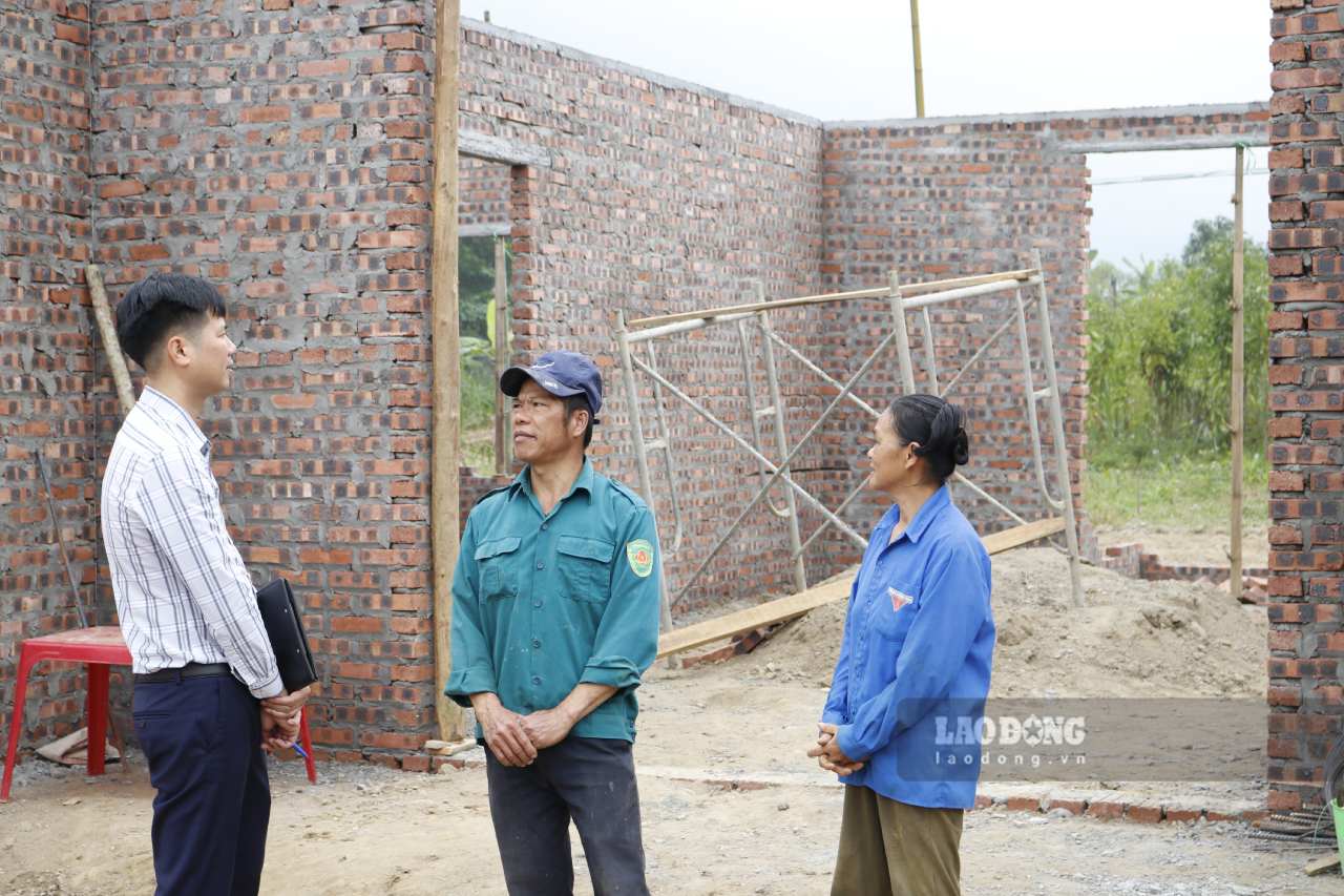 Chinh quyen dia phuong thuong xuyen giam sat, bao cao tien do thi cong lam nha cho nguoi dan. Anh: Van Duc