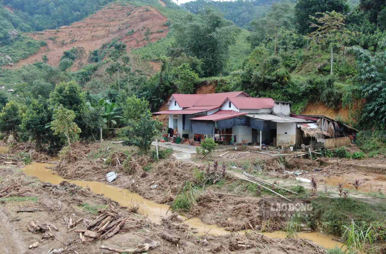 Hinh anh thiet hai do mua lu gay ra tai xa Viet Hong ngay 29.9. Anh: Van Duc