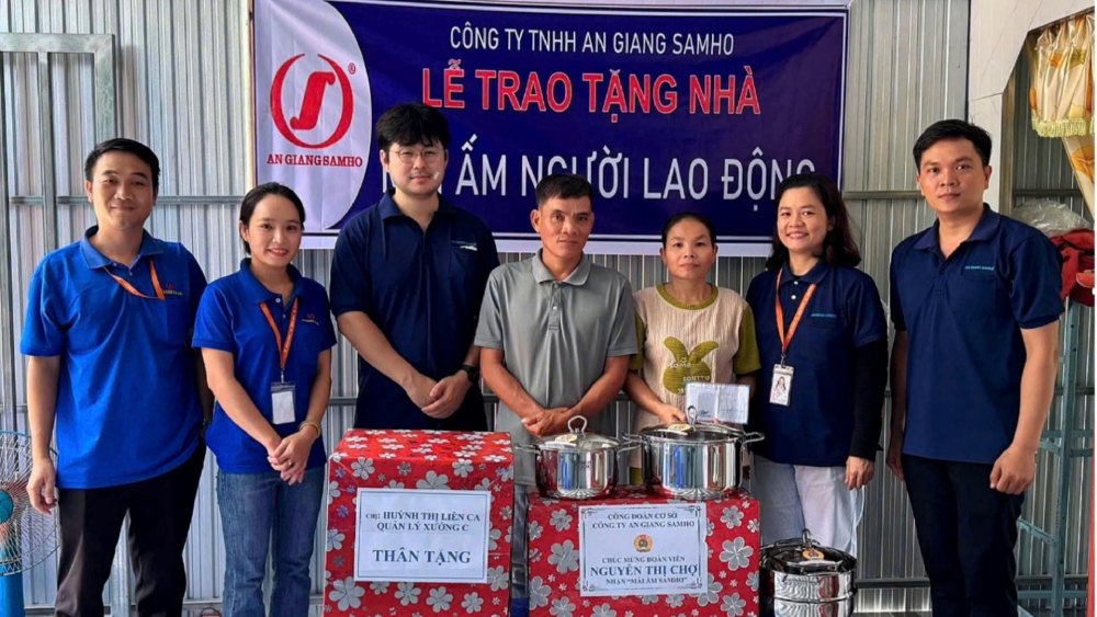 Mr. Vo Thanh Nha (right cover) Chairman of the Trade Union of Samho Company and the Board of Directors of the company presented the "Samo Shelter" house to union members and workers. Photo: Samho Trade Union