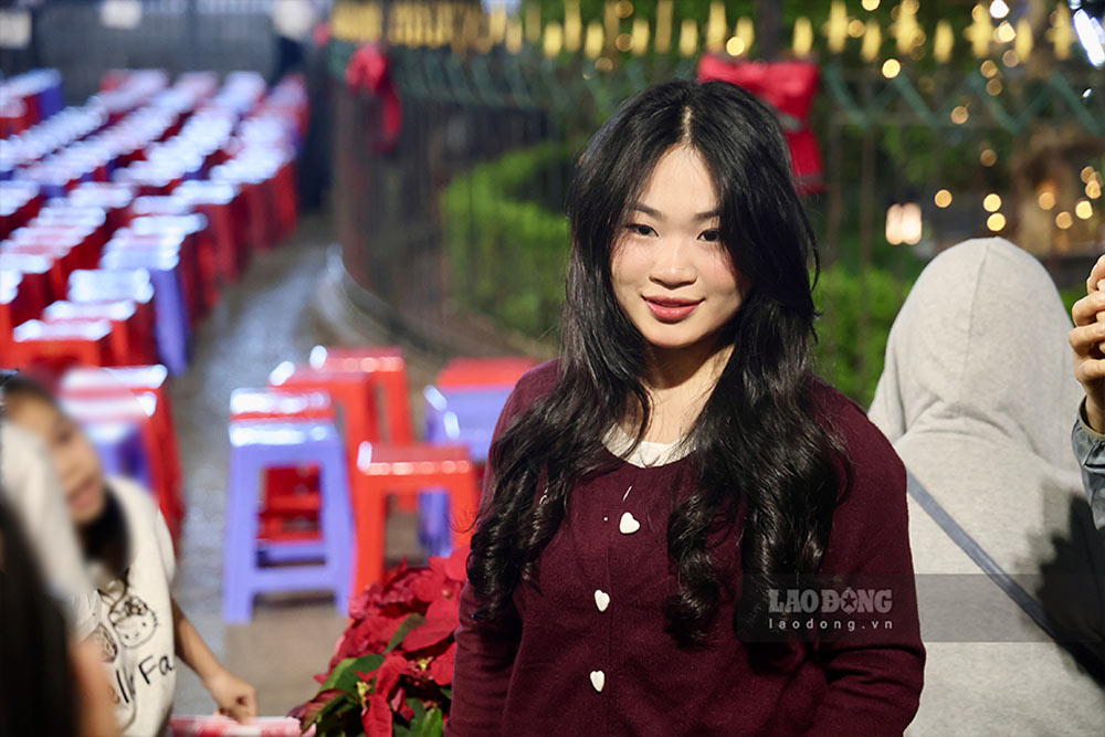 Young people travel hundreds of kilometers, coming to Hanoi for the first time to celebrate Christmas