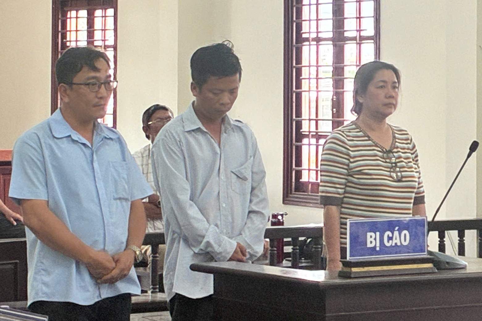 Các bị cáo liên quan đến vụ 1 người chết dưới chân cầu Trần Hoàng Na (TP Cần Thơ). Ảnh: Thùy Dung