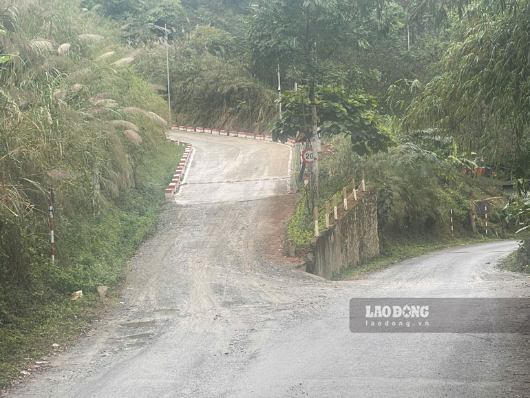  Cổng vào mỏ đồng Tả Phời và lối vào nhà máy trước đây người dân tụ tập, dựng lều phản đối đã được giải tán. Ảnh: Đinh Đại 