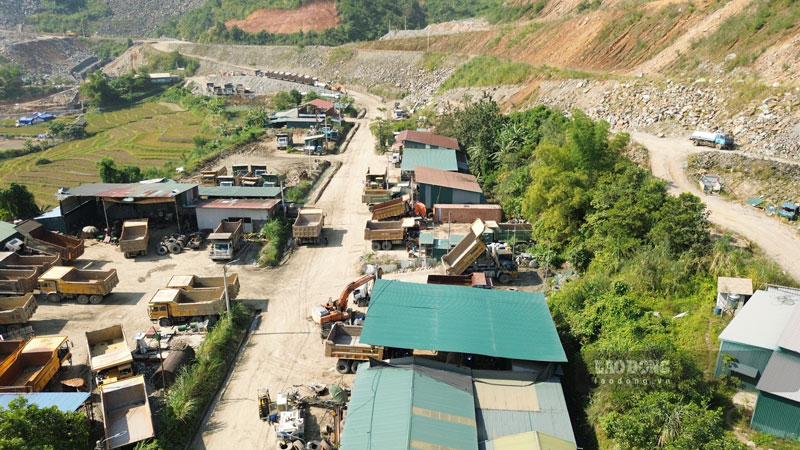 Thiếu nhiên liệu, nhiều máy móc của mỏ đã phải dừng hoạt động. Ảnh: Đinh Đại