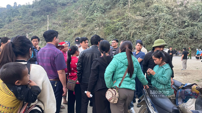 Chính quyền tuyên truyền, vận động người dân chấp hành theo quy định của pháp luật. Ảnh: Đinh Đại