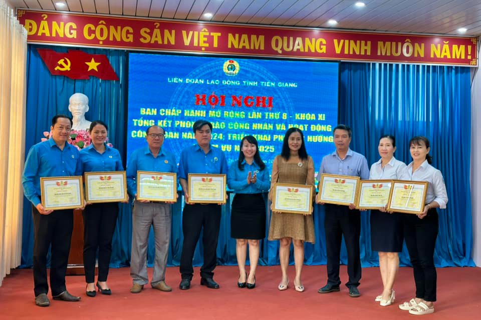 Ba Ngo Thi Thuy Trang - Pho Chu tich LDLD tinh, trao Bang khen cho cac tap the co thanh tich xuat sac trong hoat dong Cong doan. Anh: Luu Hung