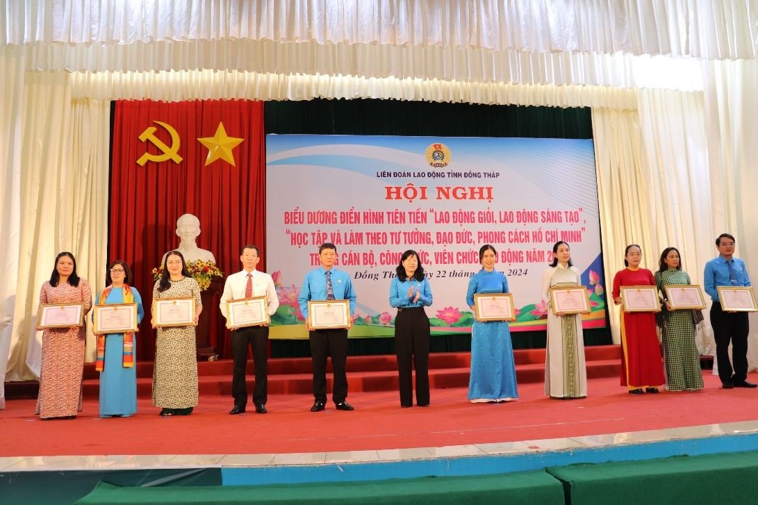 Ba Huynh Thi Tuyet Vui - Chu tich LDLD tinh (thu sau tu trai sang), tang tang Bang khen cua Chu tich UBND tinh cho cac tap the, ca nhan co thanh tich xuat sac trong phong trao thi dua “Lao dong gioi, Lao dong sang tao”. Anh: Luu Hung