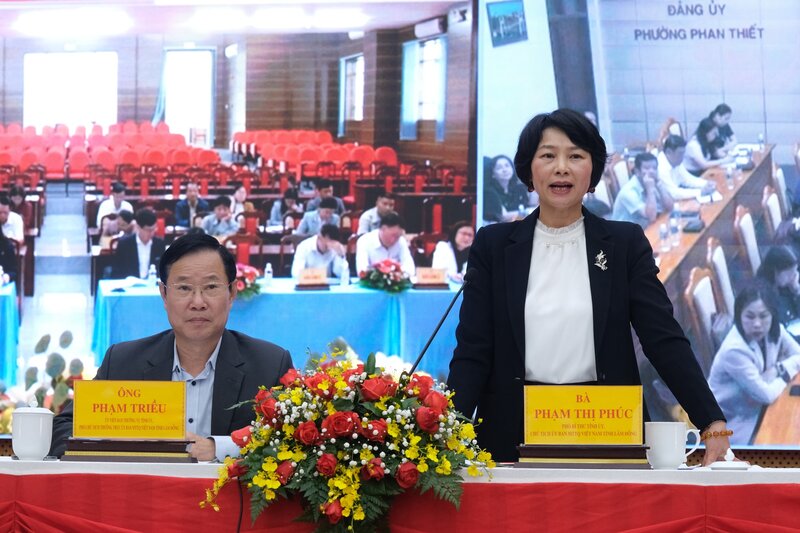 Ms. Pham Thi Phuc - Deputy Secretary of the Provincial Party Committee, Chairwoman of the Vietnam Fatherland Front Committee of Lam Dong province chaired the first consultation conference to introduce candidates for National Assembly and Provincial People's Council delegates. Photo: Duc Lam