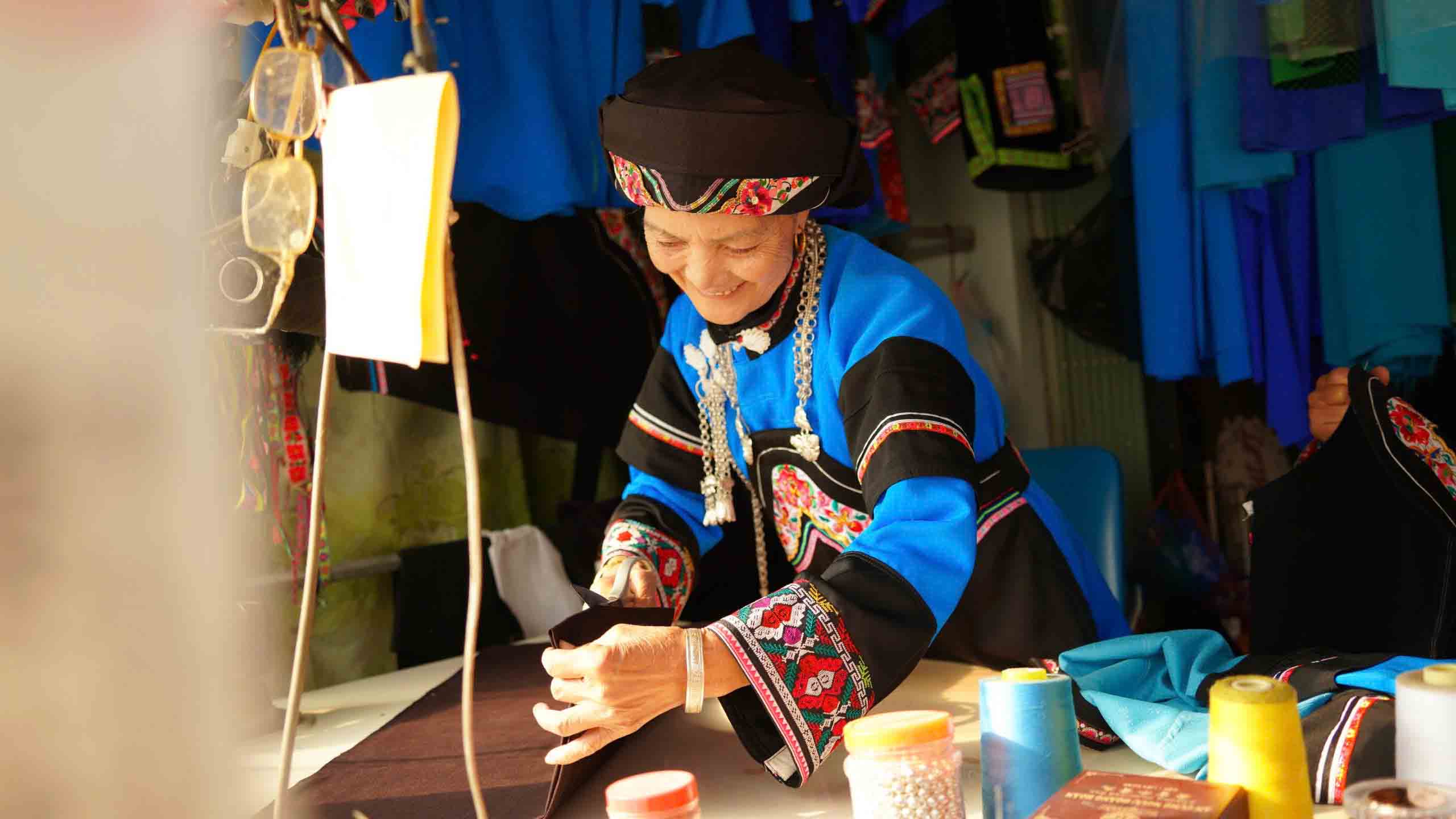 Nghệ nhân ưu tú Lồ Lài Sửu - người con tiêu biểu và là người duy nhất tại Lào Cai còn may trang phục của đồng bào dân tộc Bố Y. Ảnh: Hán Trang