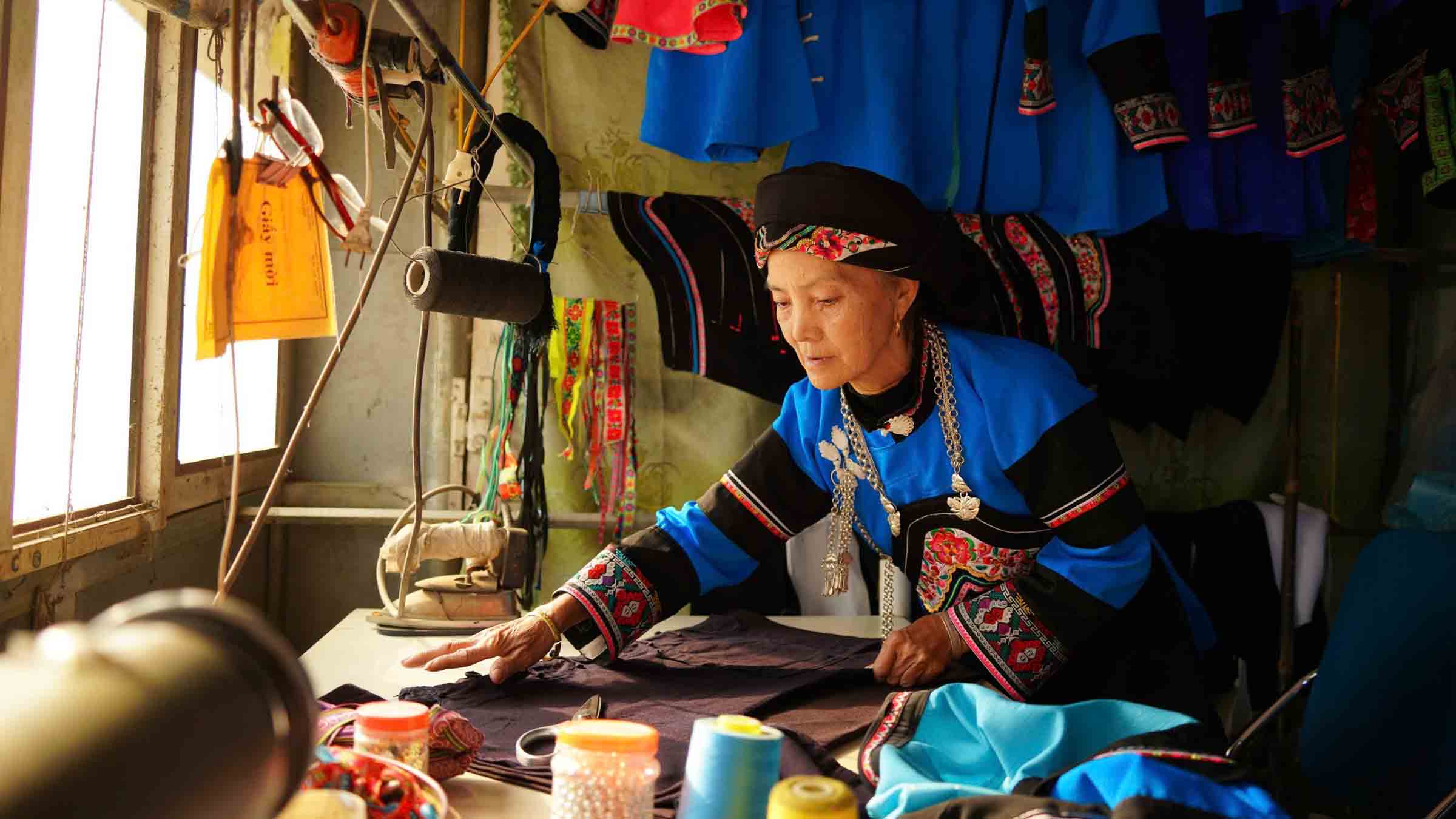 Không gian sống và làm nghề của bà Lồ Lài Sửu - nơi những bộ trang phục Bố Y được hình thành qua năm tháng. Ảnh: Hán Trang