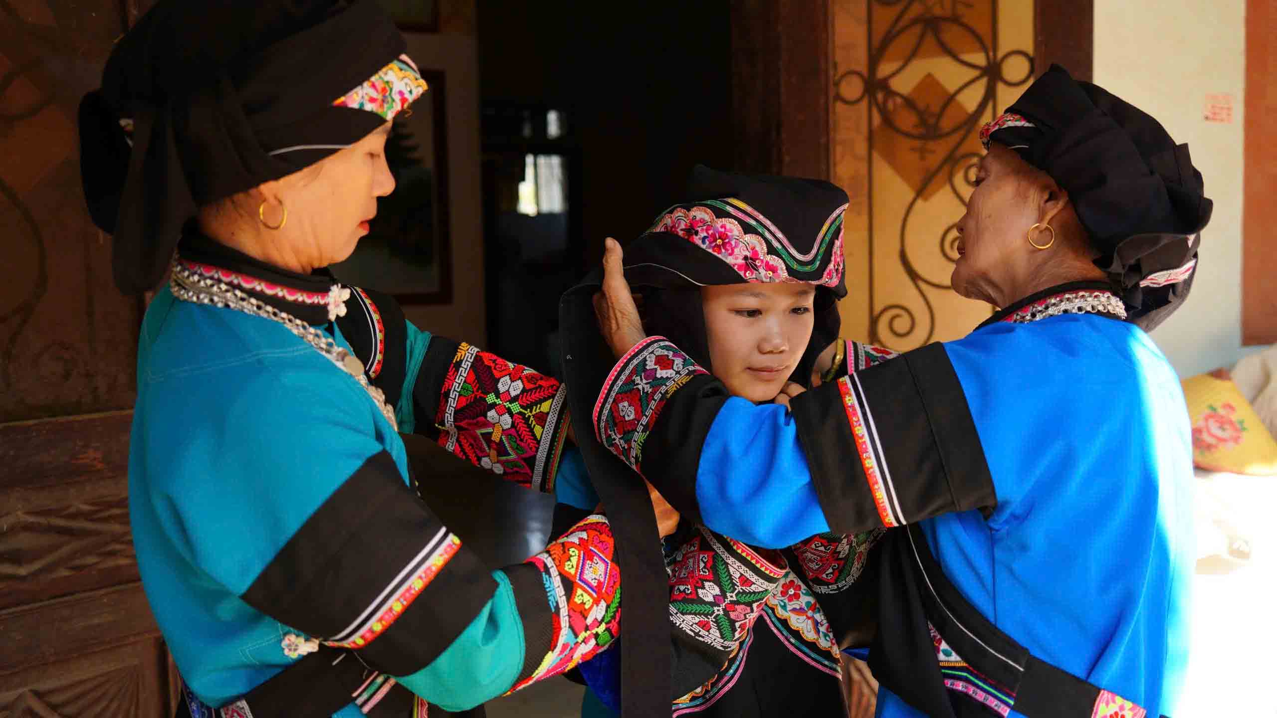 Bên cạnh những buổi truyền nghề, bà còn tích cực dạy cho các bạn trẻ cách mặc trang phục sao cho đẹp mà vẫn đúng với truyền thống. Ảnh: Hán Trang