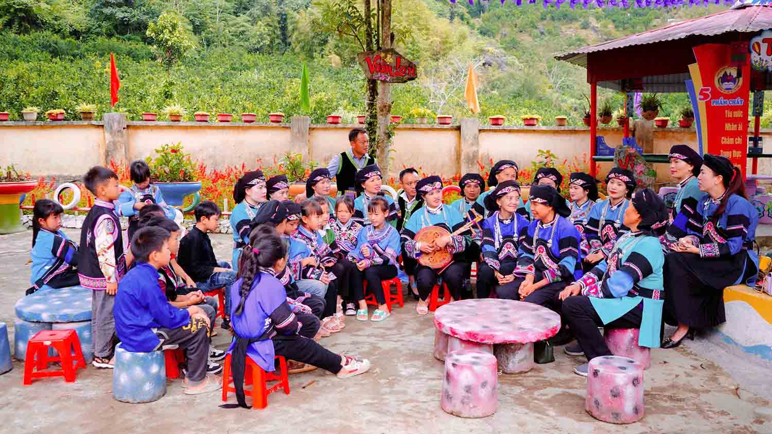 Bên cạnh việc bảo tồn bản sắc văn hóa trang phục dân tộc, bà Sửu cũng là người gìn giữ và phát huy những làn điệu dân ca Bố Y. Bà luôn tổ chức nhiều hoạt động giảng dạy cho học sinh các trường trên địa bàn. Ảnh: Hán Trang