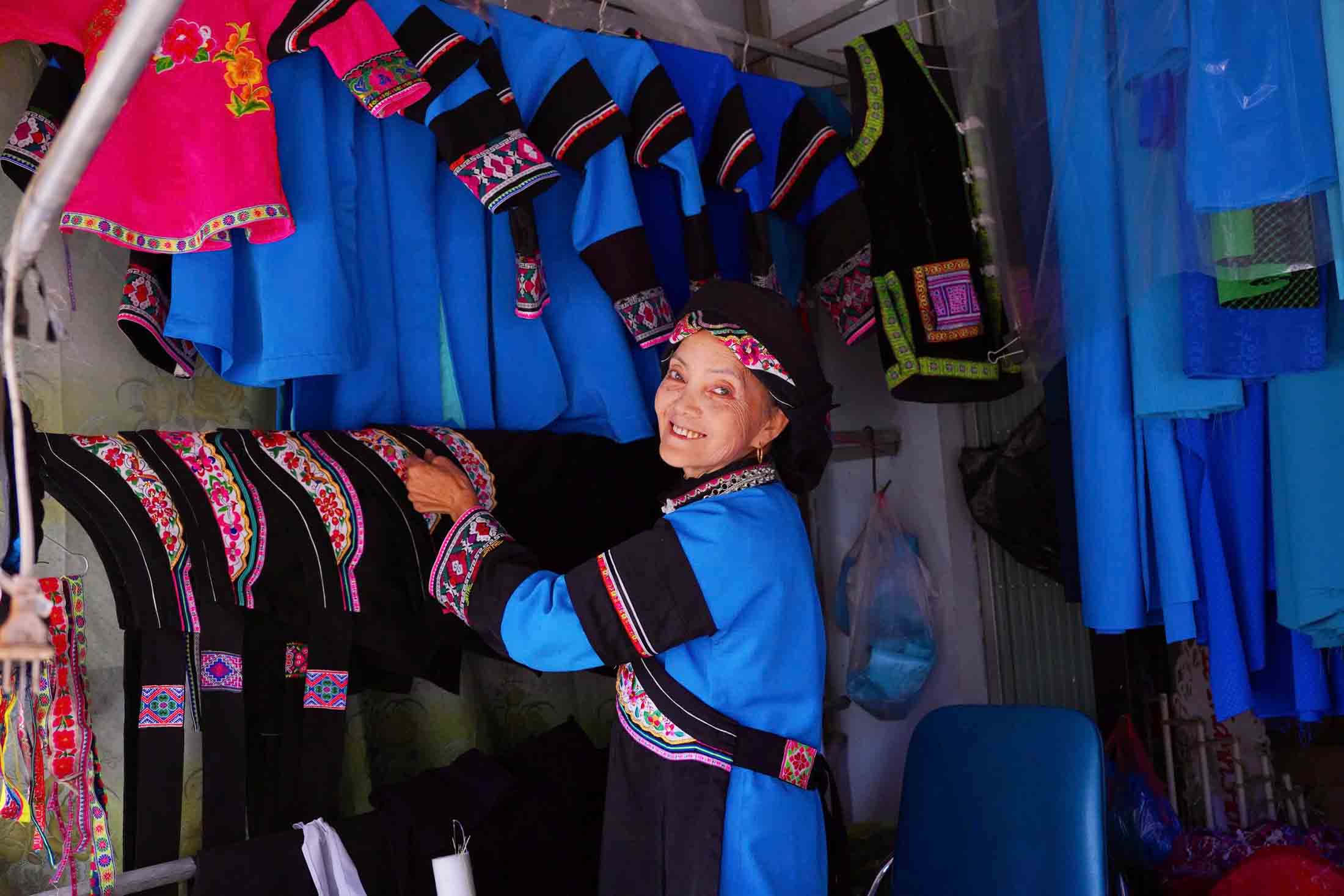 Trong sự lặng lẽ của núi rừng Lào Cai, bà Lồ Lài Sửu vẫn miệt mài với nghề. Khi một dân tộc rất ít người đứng trước nguy cơ phai nhạt bản sắc, những con người như bà chính là điểm tựa cuối cùng để văn hóa được tiếp nối. Ảnh: Hán Trang