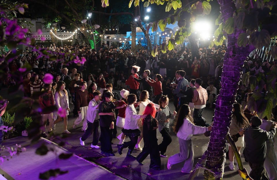 Hang nghin sinh vien hoa minh trong khong khi Giang sinh ruc ro tai Truong Dai hoc Thang Long. Anh: BTC