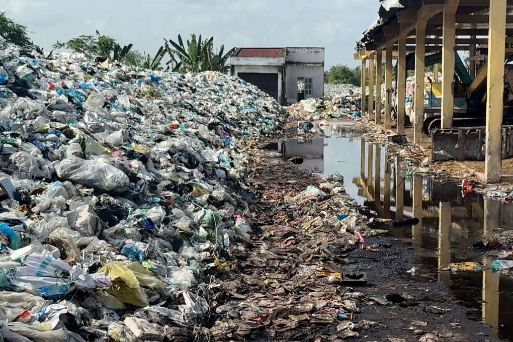 Rac sinh hoat qua tai, boc mui hoi nong nac. Anh: Ta Quang