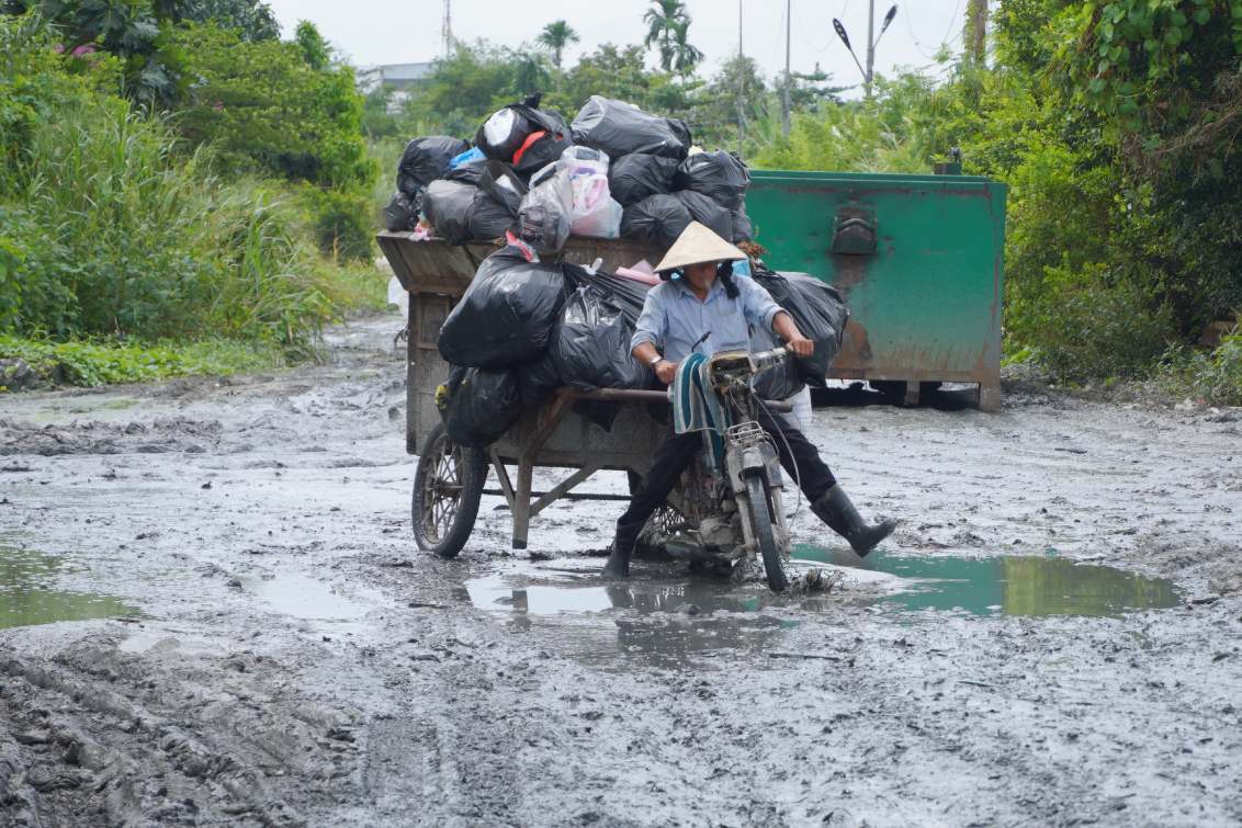 Hang chuc luot xe rac ra vao moi ngay. Anh: Ta Quang