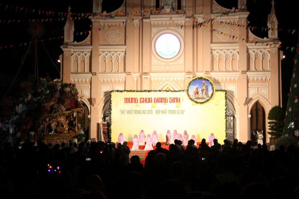 Khong khi Giang sinh tai Nha tho Chinh Toa Da Nang. Anh: Thanh Huyen