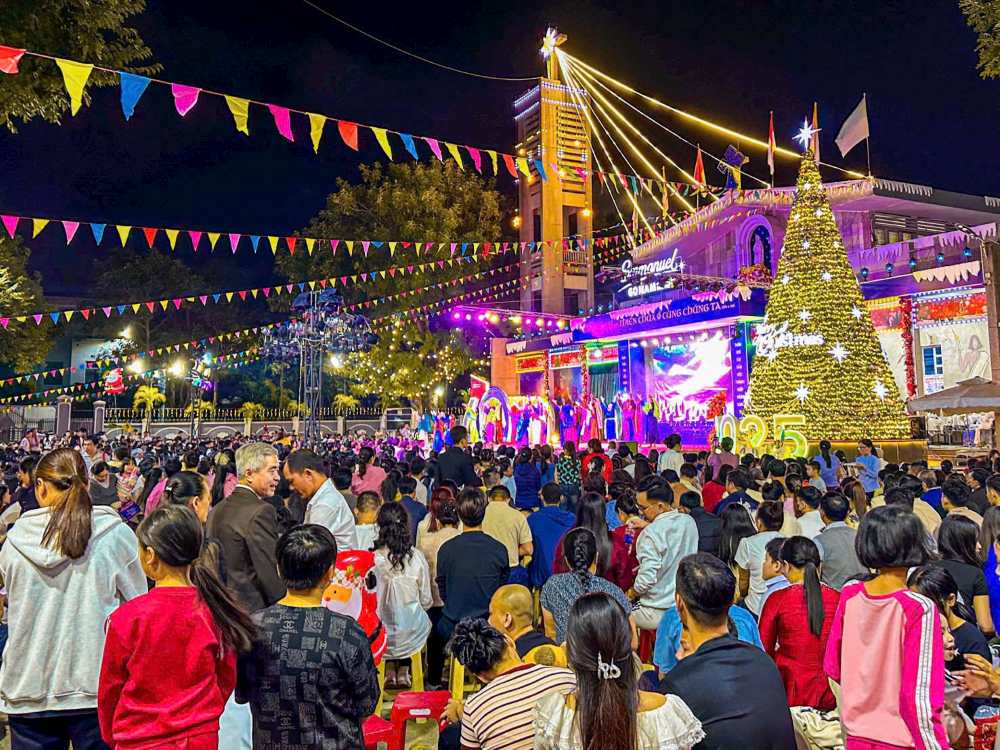 Khong khi Giang sinh ron rang tai Da Nang. Anh: Thanh Huyen