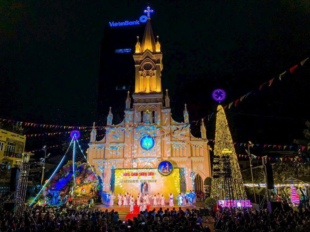 Ghi nhan tai Nha tho Chinh Toa Da Nang, dong nguoi do xo ve don Le Giang sinh dong duc. Khong chi du khach trong nuoc, nhieu du khach nuoc ngoai cung hao huc, chen chuc tai day de thuong tron khong khi Giang sinh. Anh: Thanh Huyen
