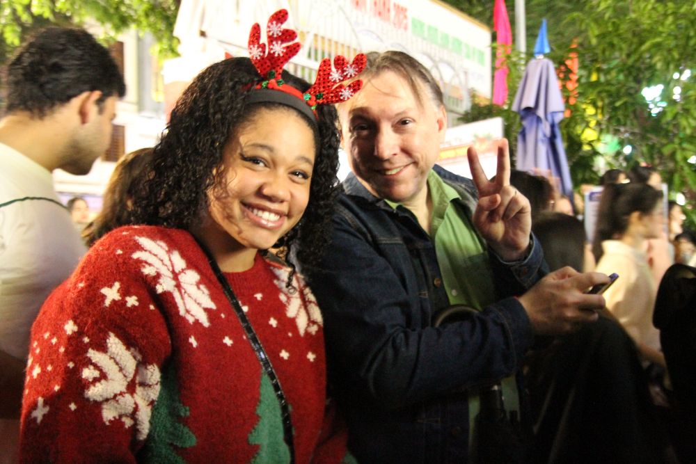 Chi Sofia, du khach den tu Tay Ban Nha to ra thich thu vi lan dau duoc don Giang sinh tai Da Nang.  “Khong khi Giang sinh o Da Nang rat la ron rang, vui tuoi. Toi cam nhan duoc su am ap tu con nguoi cho den moi truong song o Da Nang. Hom nay la dip Le Giang sinh, tinh co toi cung o gan day nen den va tham gia cung moi nguoi, that su bat ngo vi khong khi rat vui”, chi Sofia cho hay. Anh: Thanh Huyen