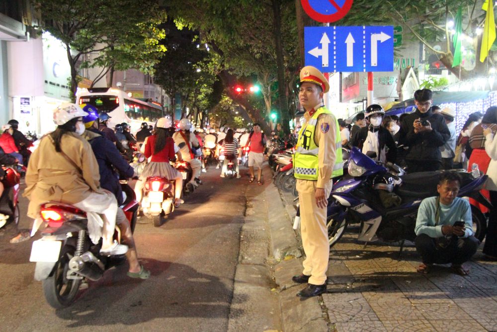De dam bao an ninh trat tu trong dem Giang sinh, luc luong chuc nang da tang cuong tuc truc tai cac khu vuc dong nguoi. Gop phan giup nguoi dan va du khach vui choi an toan, trat tu. Anh: Thanh Huyen
