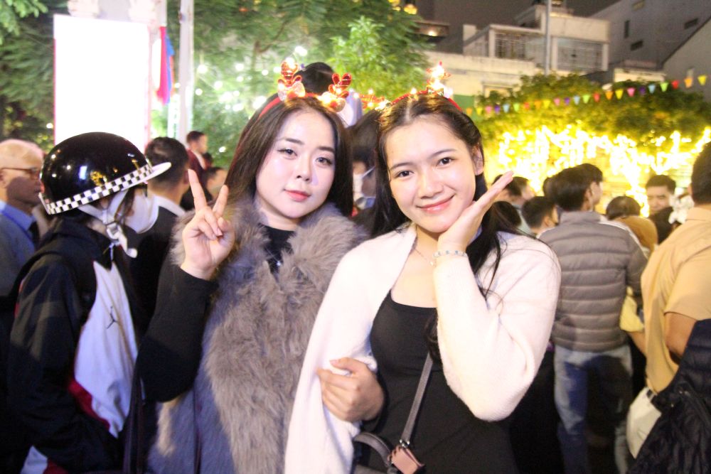 Cac nhom ban tre, cap doi cung nhau tap trung ve nha tho de tan huong khong khi am ap cua Giang sinh, tham quan va chup anh luu niem. Khong gian xung quanh nha tho duoc trang hoang long lay voi cay thong Noel va he thong den trang tri lung linh, tro thanh diem nhan thu hut dong dao nguoi dan va du khach. Anh: Thanh Huyen