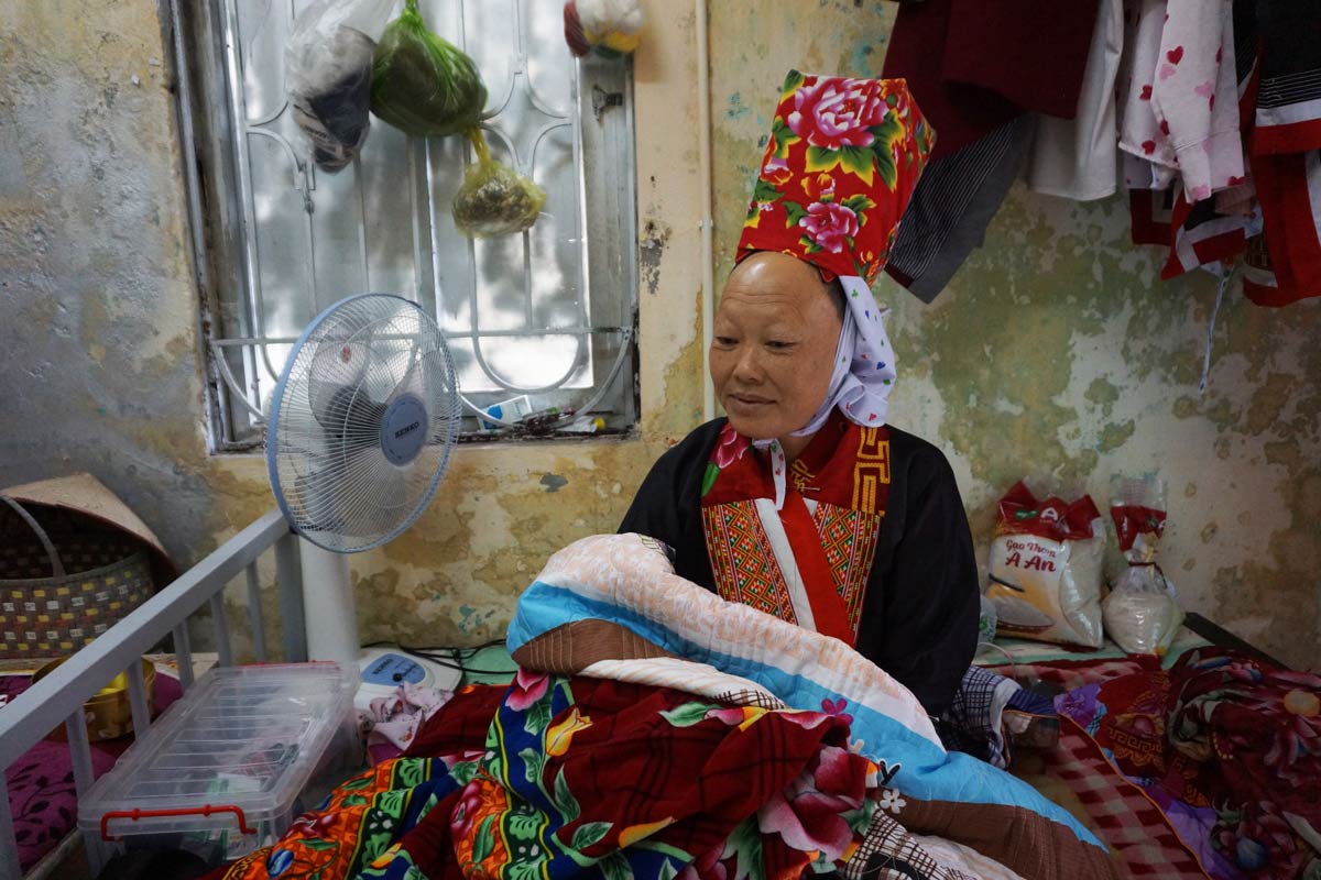 A dialysis patient is living in a "zeromatic 0 VND boarding house" in Hong Gai ward, Quang Ninh province. Photo: Doan Hung