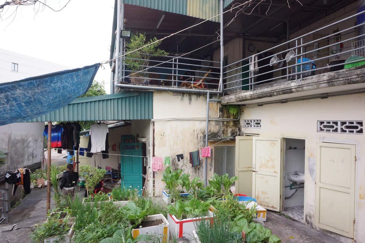 Xom tro la toa nha 2 tang, co 7 phong, 4 phong tam, ve sinh, 2 nha bep tap the. Anh: Doan Hung