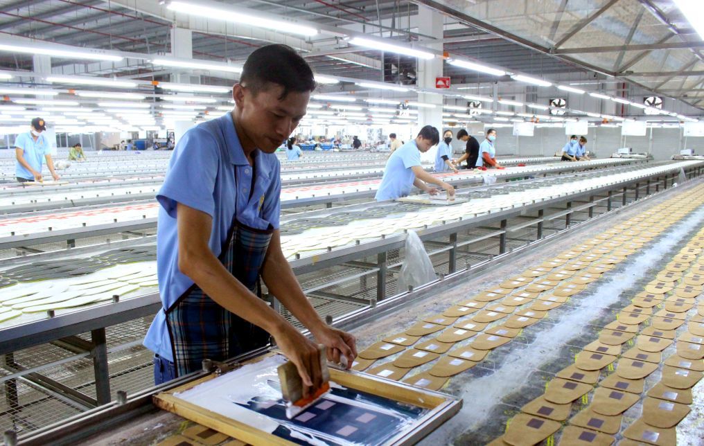 Cong nhan Cong ty TNHH Giay Apache Viet Nam trong gio lam viec. Anh: Luc Tung