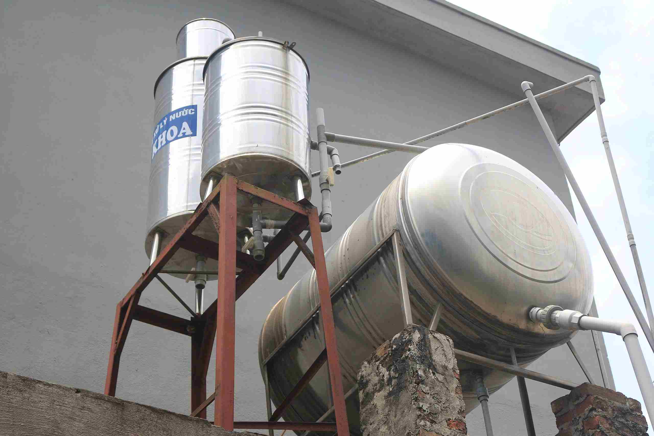 きれいな水源にアクセスできていないため、人々は安全を確保するために多くの浄水システムを使用する必要があります。写真:カイン・アン