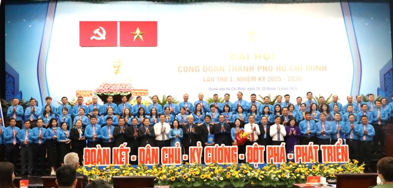 Lanh dao Tong LDLD Viet Nam, TPHCM tang hoa, chuc mung Ban chap hanh LDLD TPHCM nhiem ky 2025 - 2030. Anh: Nam Duong