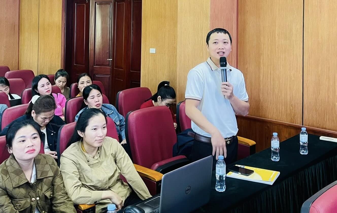 AI 응용 교육을 받는 조합원 및 노동자. 사진: 타이호아 동 노동조합