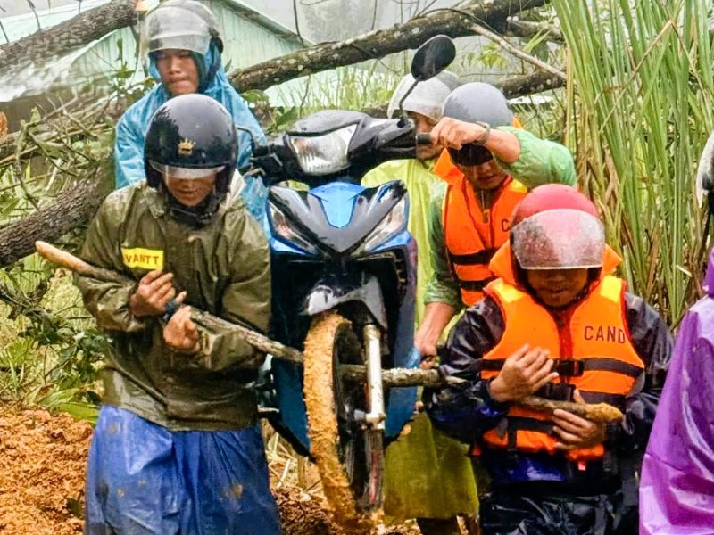 Nho chu dong du bao som, nguoi dan vung trung Da Nang chuan bi thuyen be, so tan nguoi, phuong tien den noi an toan truoc mua lu. Anh: Nguyen Hoang