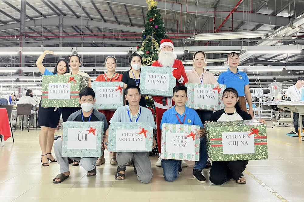 조합원과 노동자들이 직장에서 바로 크리스마스 공간 옆에서 체크인하는 것을 즐거워합니다. 사진: 손하 후에 노동조합