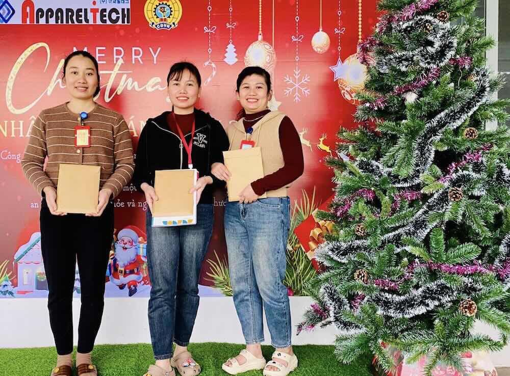 Appareltech Ha Tinh Trade Union presents gifts to workers. Photo: Appareltech Ha Tinh