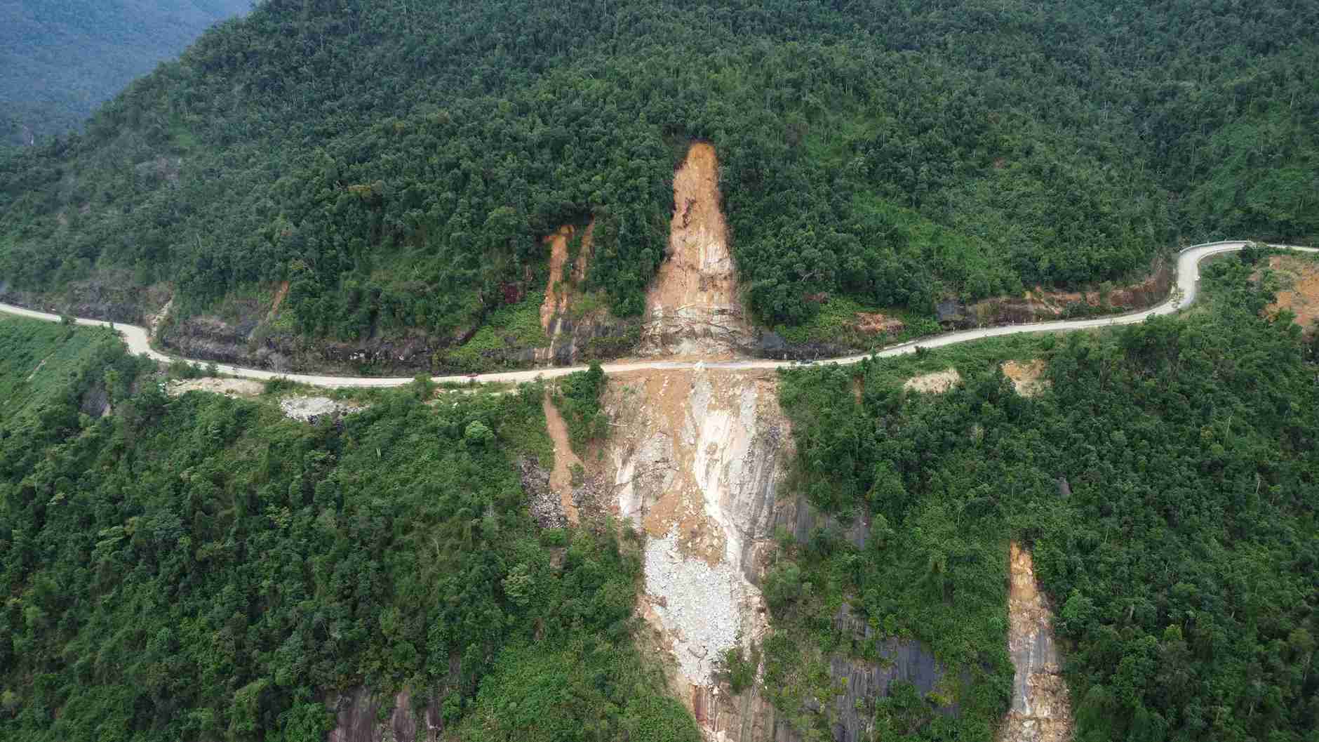 Luc luong chuc nang van bo tri rao chan, bien canh bao, phan luong giao thong tren deo Khanh Le. Anh: Huu Long