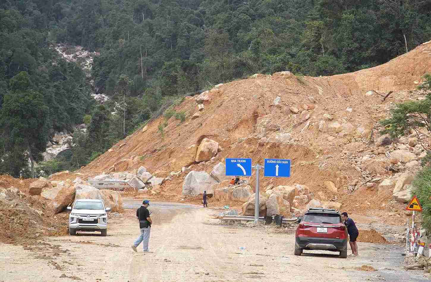 Co quan chuc nang dang trien khai cac bien phap gia co taluy, thu don dat da, khoi thong he thong thoat nuoc va xu ly cac diem co nguy co mat an toan tren toan tuyen deo Khanh Le. Anh: Huu Long