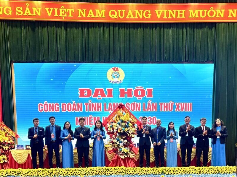 Lanh dao Tong LDLD Viet Nam tang hoa chuc mung Dai hoi. Anh: Khanh Linh