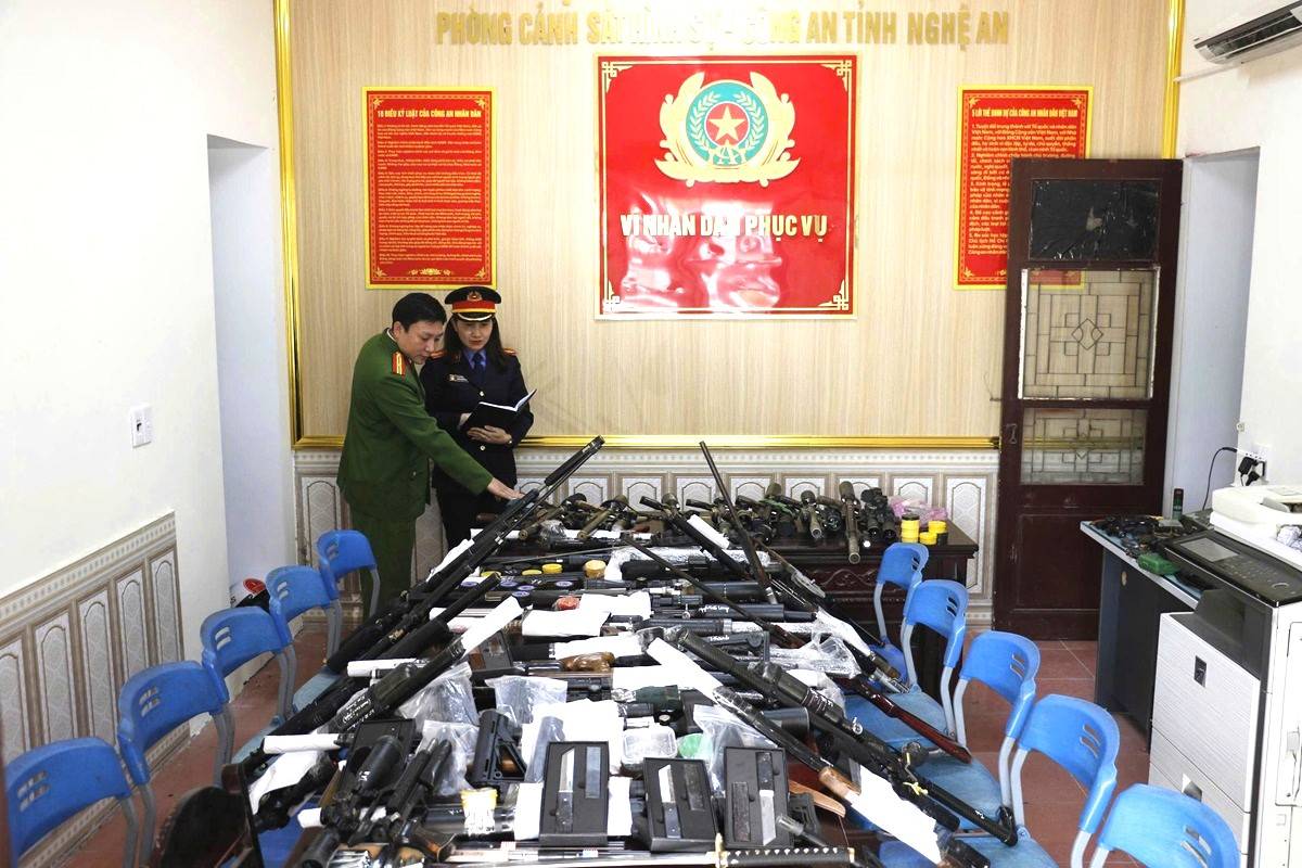 Lực lượng chức năng kiểm tra tang vật là vũ khí quân dụng, công cụ hỗ trợ thu được trong chuyên án. Ảnh: Ngọc Anh