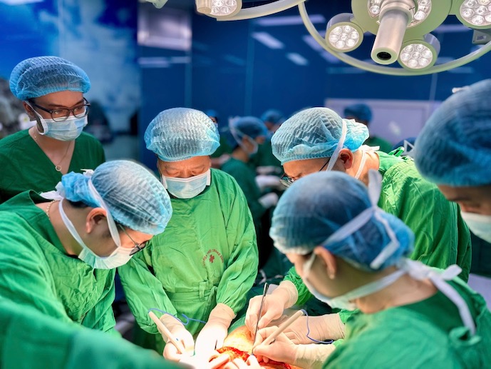 Currently, popular anti-diseptic drugs are all on the list of health insurance-paid drugs. In the photo are doctors at the Central Lung Hospital performing a lung transplant. Photo: BVCC