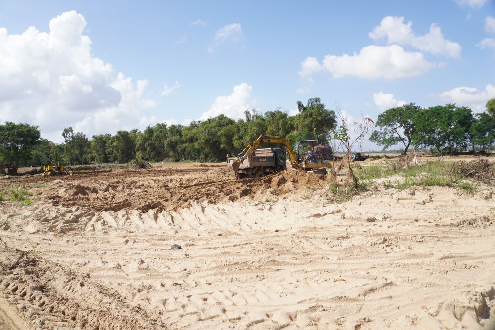 Agricultores de Da Nang se apresuran a dragar arena para rellenar con la esperanza de llegar a tiempo para la cosecha de Tet. Foto: Tran Thi