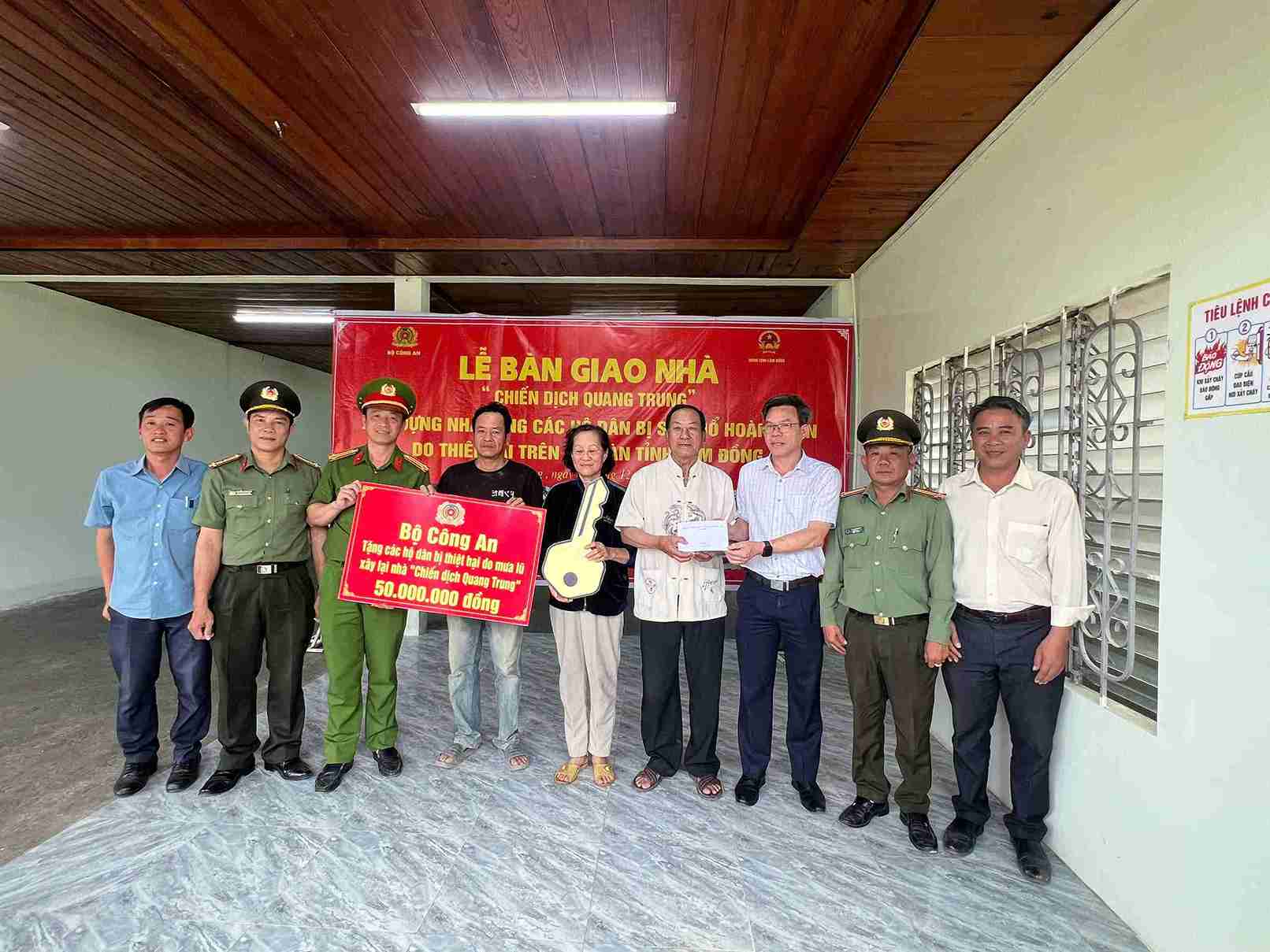Representatives of the leaders of Lam Dong Provincial Police and local authorities presented support and handed over the keys to the new house to Mr. Ta Minh Diep's family. Photo: Phuc Khanh