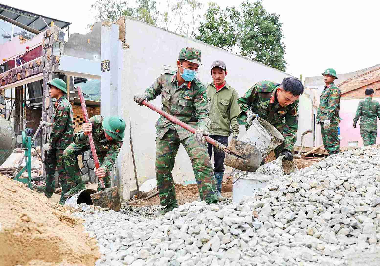 Can bo, chien si luc luong vu trang tinh Lam Dong tham gia xay dung nha cho nguoi dan trong Chien dich Quang Trung. Anh: Phuc Khanh 