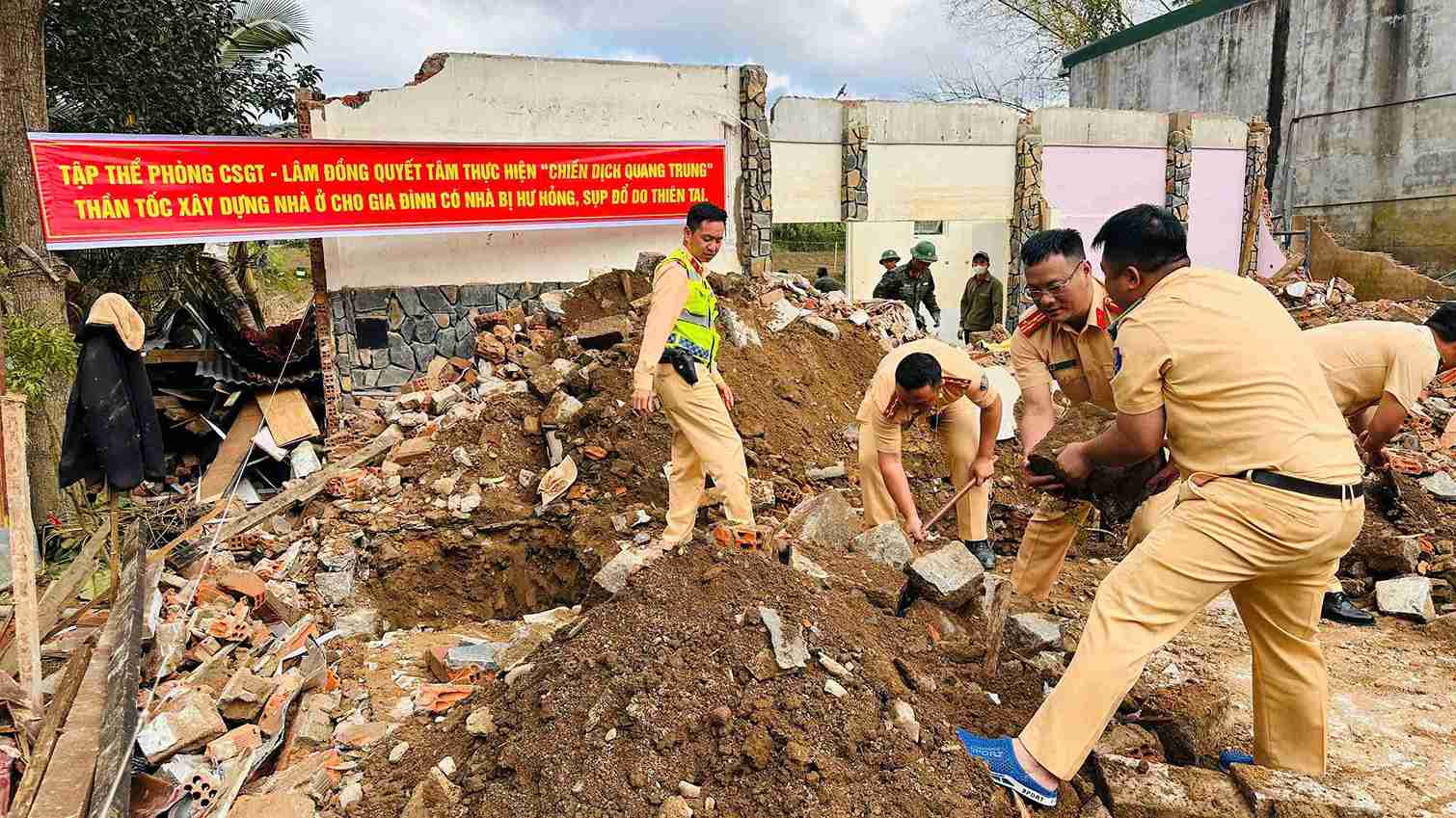 Can bo, chien si Phong Canh sat Giao thong Cong an tinh Lam Dong gop cong xay nha cho nguoi dan vung lu de tang toc Chien dich Quang Trung. Anh: Cong an cung cap 