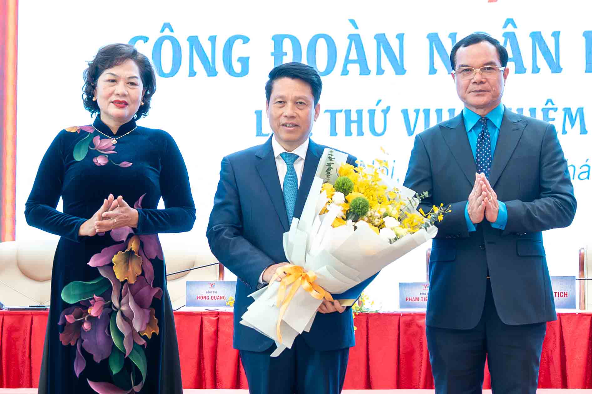El Presidente de la Confederacion General del Trabajo de Vietnam Nguyen Dinh Khang y la Gobernadora del Banco Estatal de Vietnam Nguyen Thi Hong entregan la Decision felicitando al Sr. Pham Tien Dung - Subgobernador del Banco Estatal de Vietnam - Presidente del Sindicato Bancario de Vietnam - en el Congreso. Foto: Huu Chanh