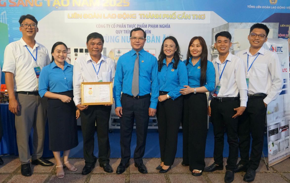 El Sr. Nguyen Dinh Khang - Miembro del Comite Central del Partido Vicepresidente del Comite Central del Frente de la Patria de Vietnam Presidente de la Confederacion General del Trabajo de Vietnam (cuarto desde la izquierda) visita el stand de exhibicion del Sindicato de Can Tho en el Dia del Trabajo Creativo 2025. Foto: Anh Khoa