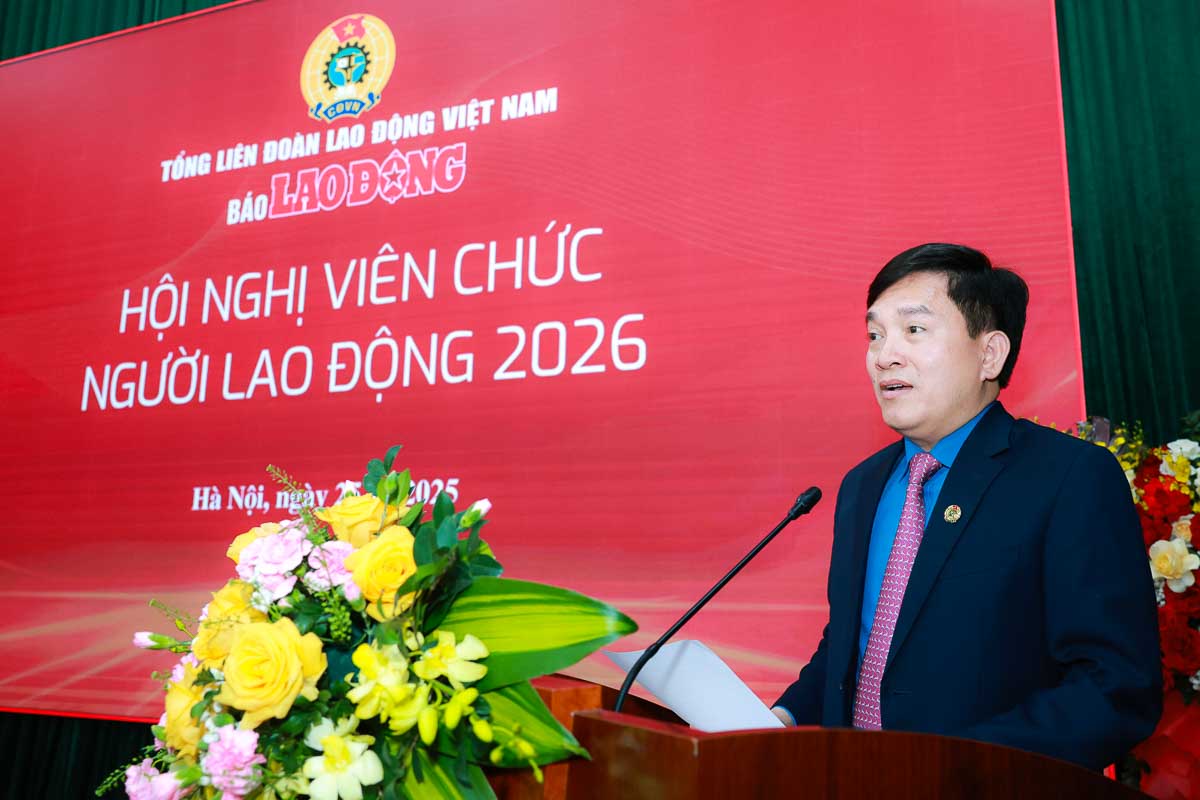 응우옌쑤언훙 베트남 노동총연맹 부위원장이 회의에서 발언하고 있습니다. 그중 노동신문은 앞으로 신문 홍보 효과를 높이고 디지털 환경에서 노동조합 조직의 확산을 높이기 위해 새로운 방법을 적극적으로 제안할 것을 제안했습니다. 사진: 하이응우옌