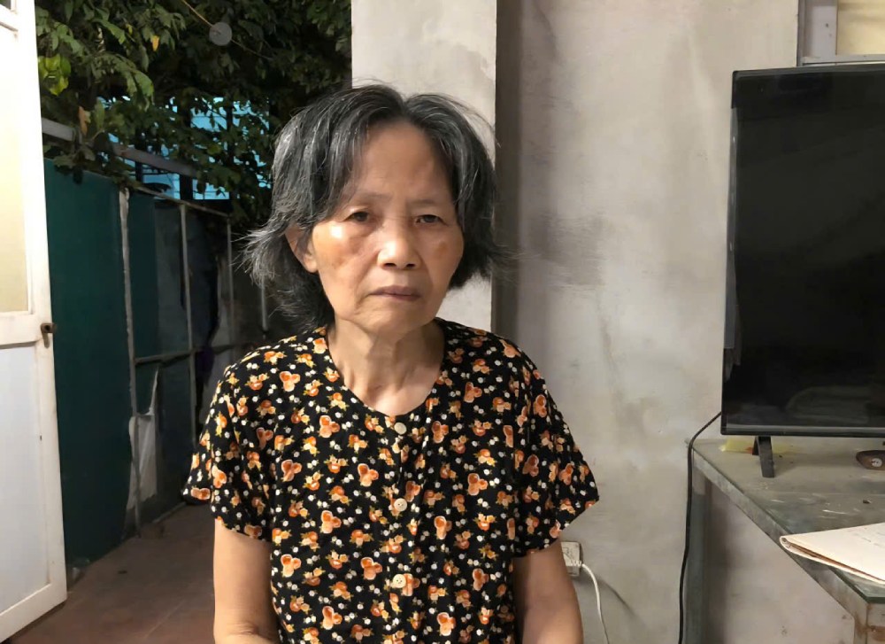 Despite her old age and illness, Ms. Hoa still struggles to make a living because she has no support. Photo: Quynh Chi