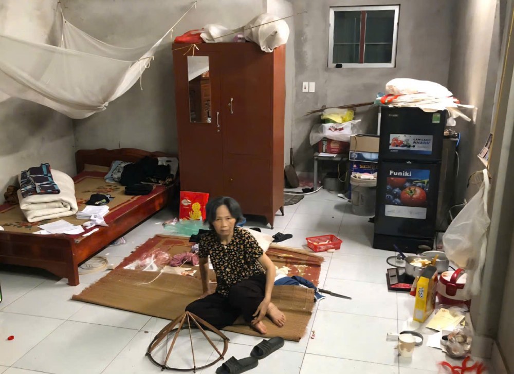 Ba Hoa song co don, lam lui muu sinh khi tuoi cao, suc yeu. Anh: Quynh Chi