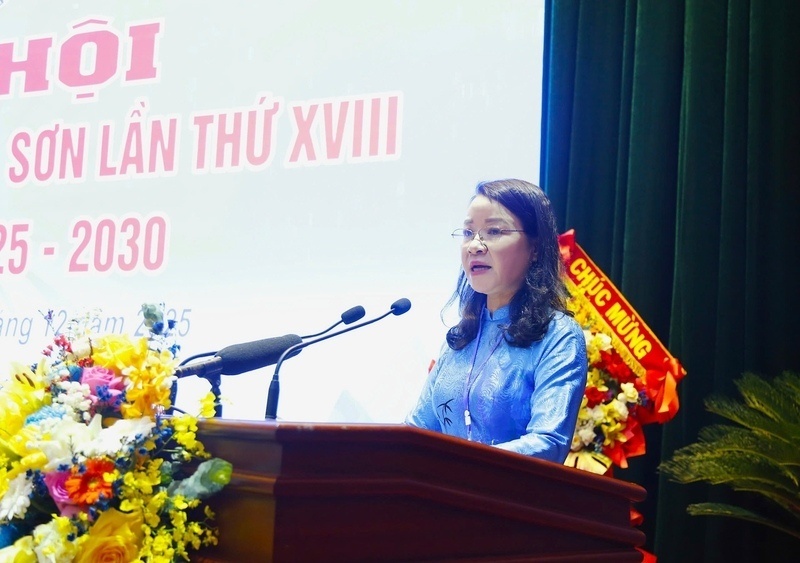 Ms. Be Thi Hoa was elected to hold the position of President of the Lang Son Provincial Labor Federation, term XVIII. Photo: Hoang Nhu