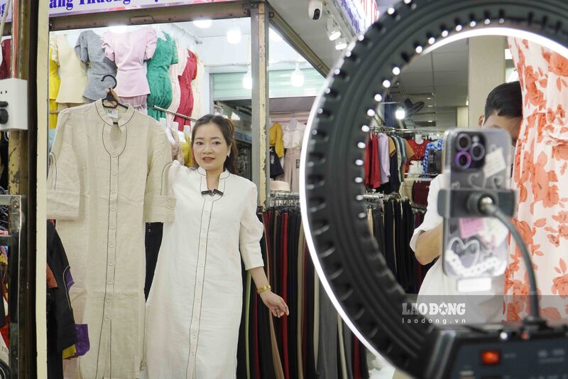 Traders livestream to sell goods through e-commerce platforms. Photo: Ngoc Le